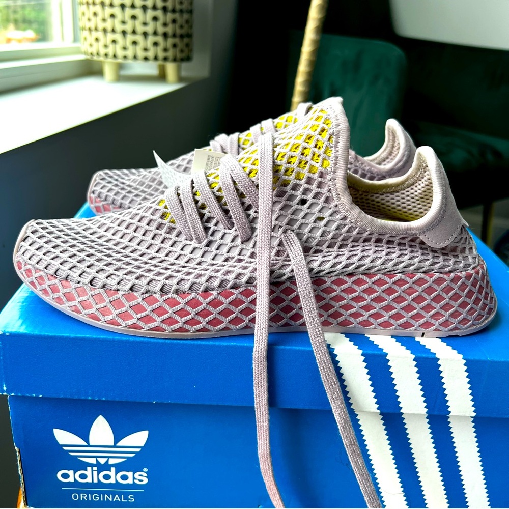BNWT Adidas Deerupt Runner Women’s Shoe - Size US 7